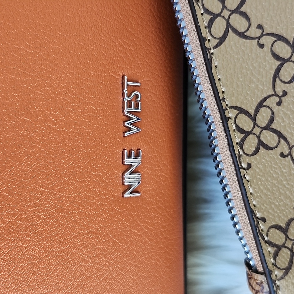 NWT NINE WEST DIANTHA CARRYALL SHOULDER BAG WITH WRISTLET - Picture 3 of 16